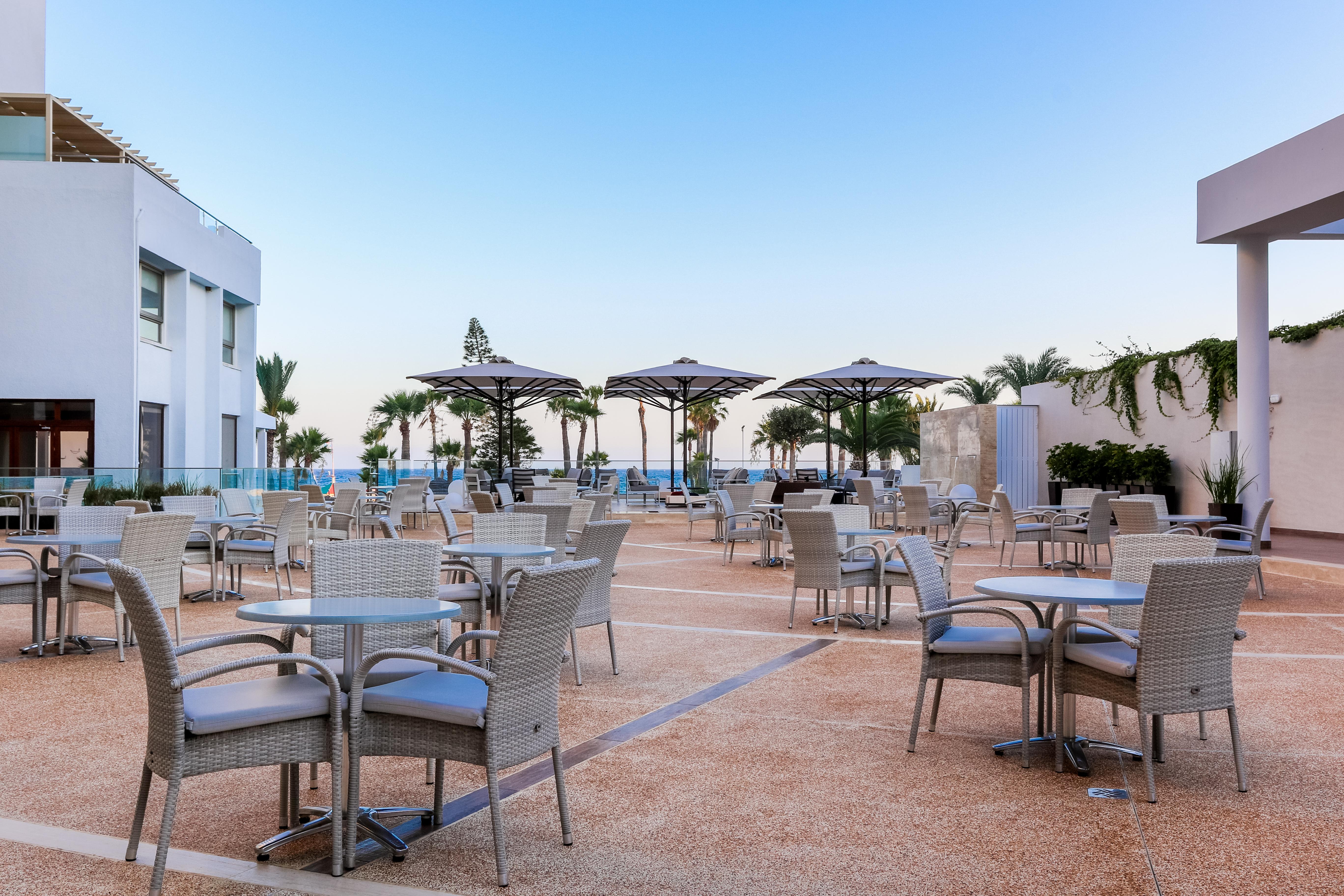 Golden Bay Beach Hotel Larnaca Esterno foto